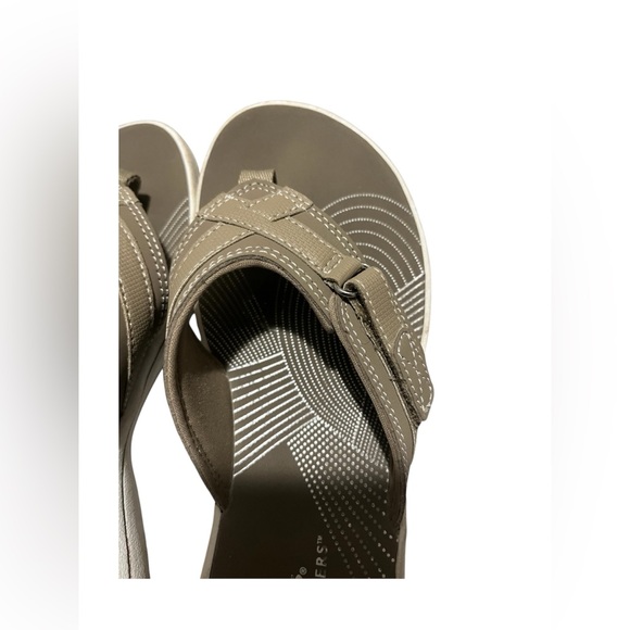 Women's Size 6 Medium Clarks Cloudsteppers Tan Slip-On Women's Sandal - Picture 5 of 7